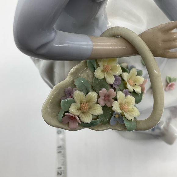 LLADRÓ PETALS IN THE WIND PORCELAIN FIGURINE - Picture 4 of 10